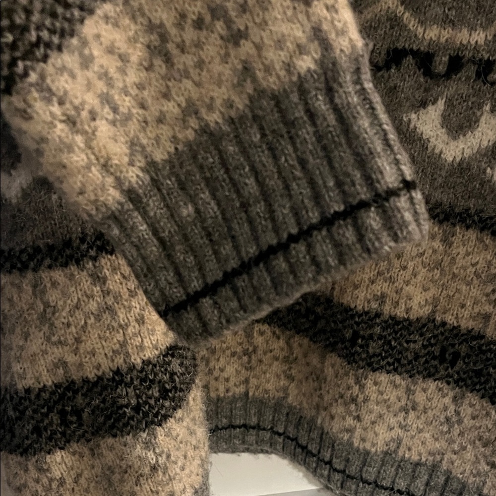 Cozy Patterned Sweater - Picture 2 of 6